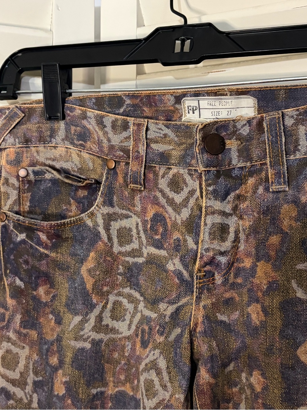 Two piece PREMIUM outfit including Free People jeans and an Aerie top - Picture 4 of 4